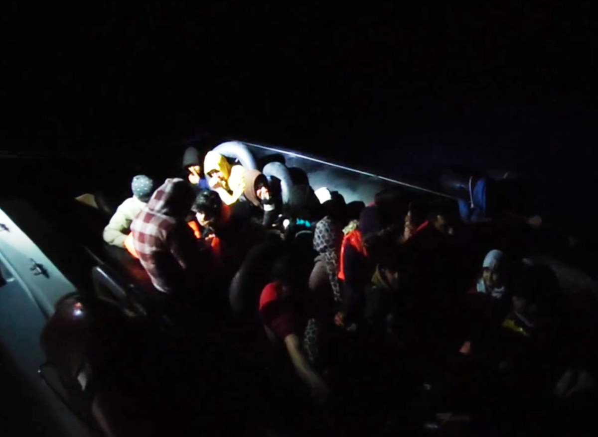 Ayvacık açıklarında 29 düzensiz göçmen yakalandı