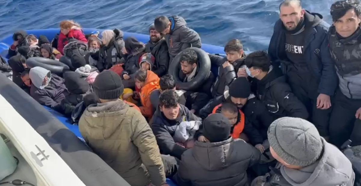 Ayvacık açıklarında 69 düzensiz göçmen yakalandı
