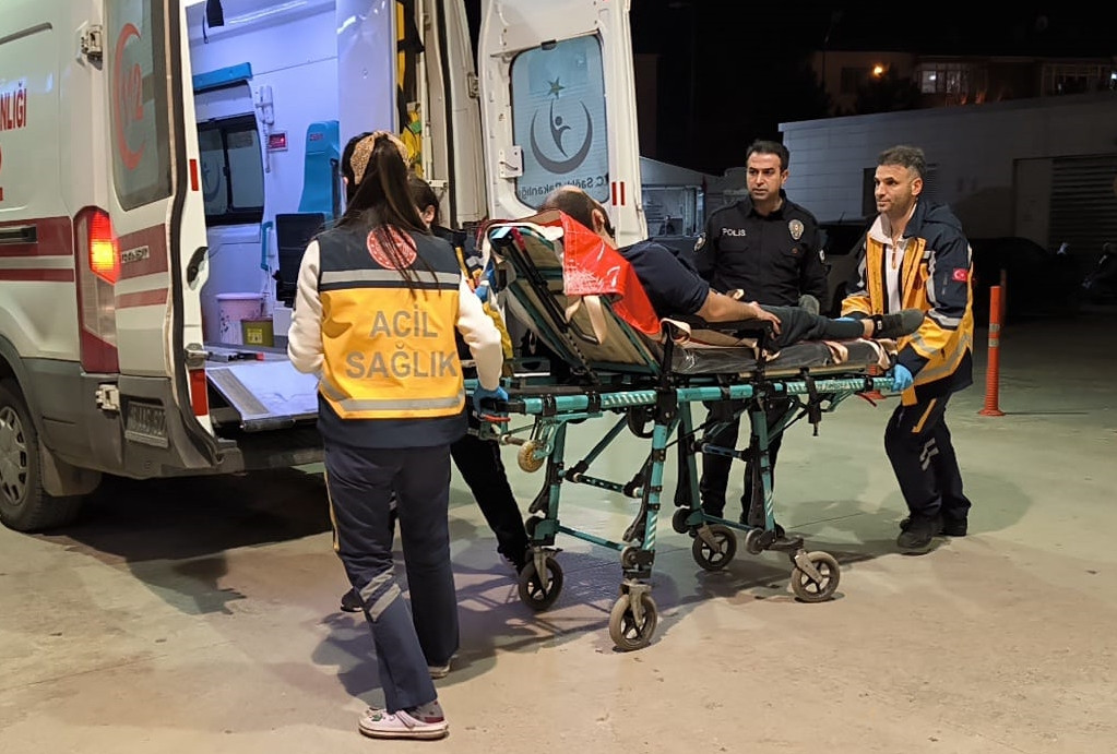 Bursa'nın İnegöl ilçesinde, markette çıkan kavgada bıçakla ağır yaralanan kişi hastaneye kaldırıldı.