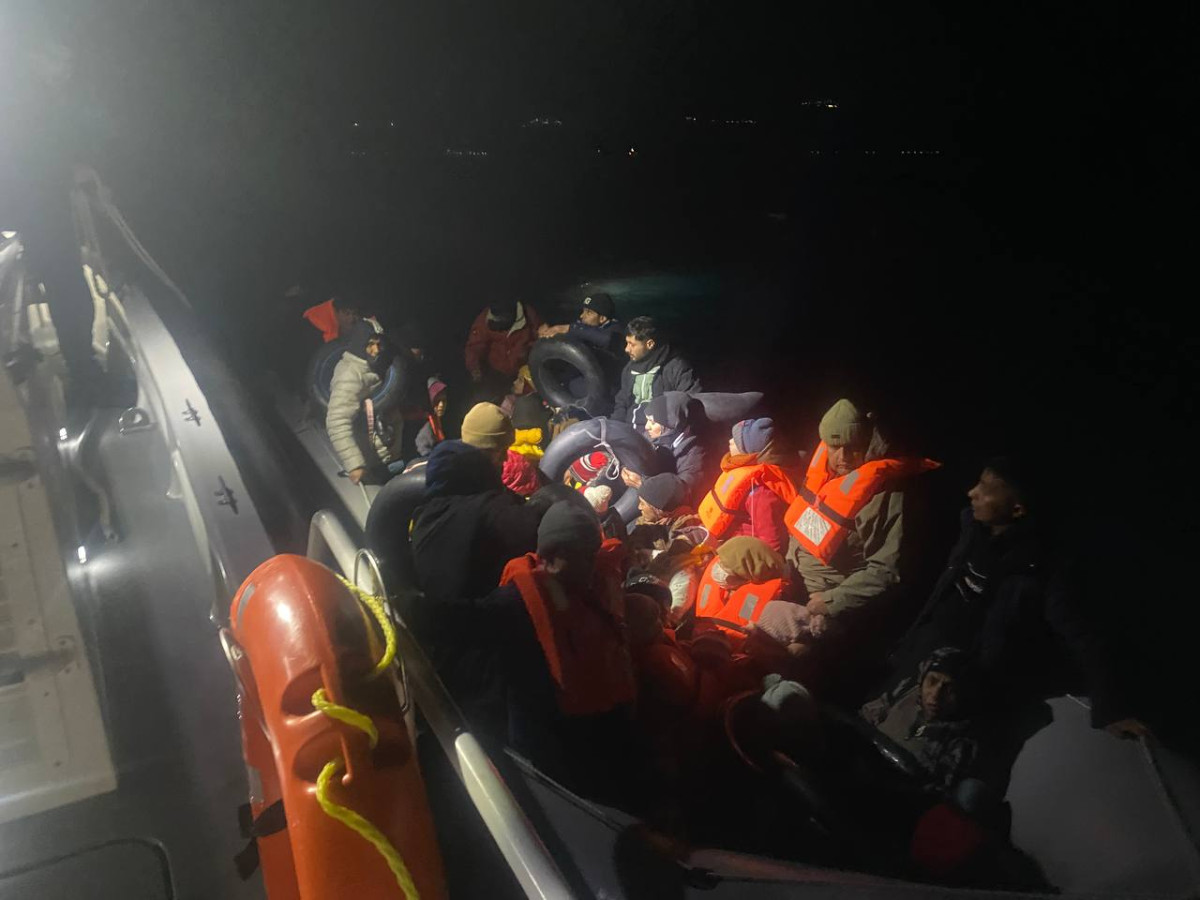 Çanakkale'nin Ayvacık ilçesi açıklarındaki lastik botta 41 düzensiz göçmen yakalandı.