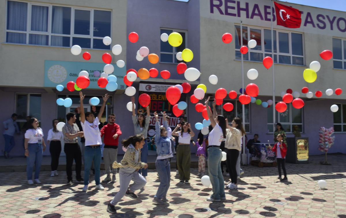 Halkla İlişkiler öğrencilerinden miniklere renkli 23 Nisan kutlaması