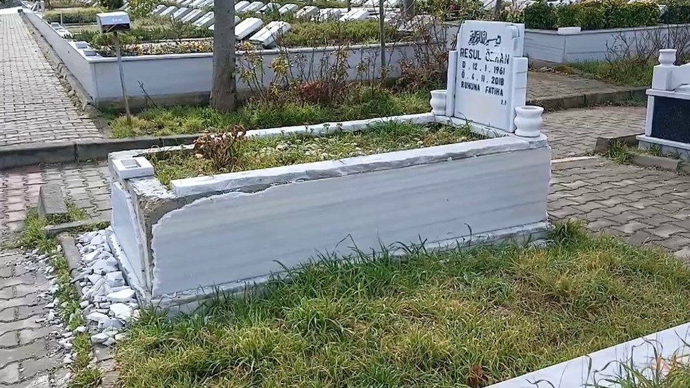 Kardeşlerine kızıp babasının mezar taşını kırdı