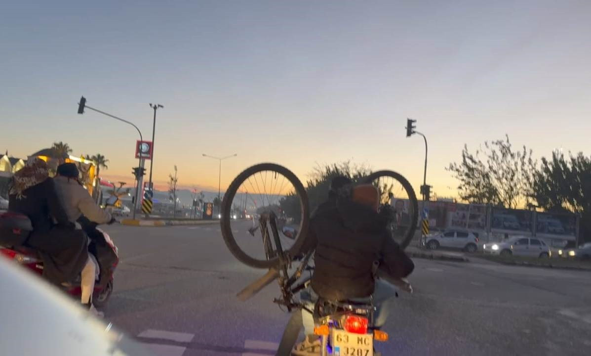 Motosiklet üzerinde bisikletle yolculuk kamerada