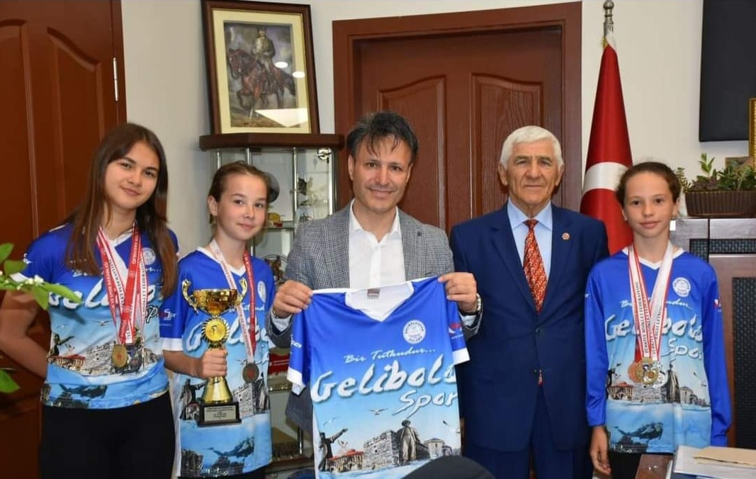 Türkiye şampiyonu Geliboluspor Triatlon Takımı'ndan  Başkan Soyuak'a ziyaret