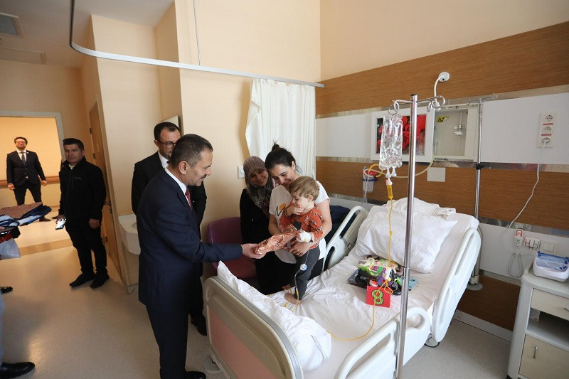 Vali İlhami Aktaş hastanede yatan çocukların 23 Nisan sevincine ortak oldu