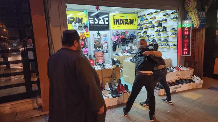 Yolda yürürken saldırıya uğradı ayakkabı dükkanına sığınarak kurtuldu