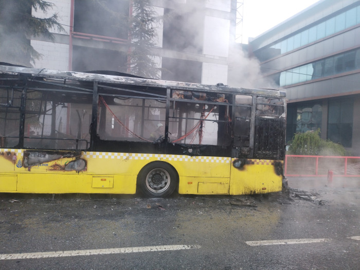  Sultanbeyli'de seyir halindeki İETT otobüsü alev alev yandı